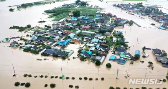 지난해 8월8일 전북 남원시 인근 섬진강 제방이 무너져 주변 마을과 도로가 물에 잠겨 있다. /사진=뉴시스화상