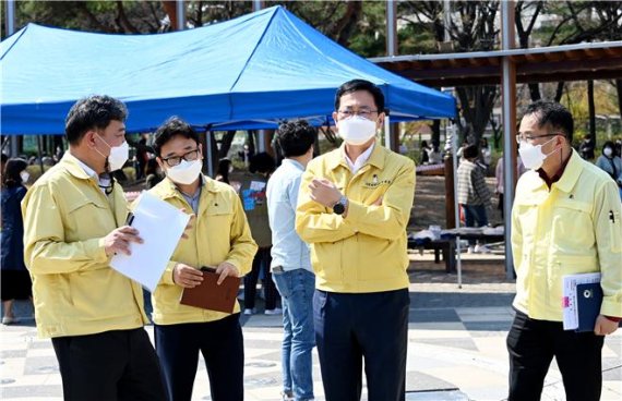 박남춘 시장이 6일 연수구 동춘근린공원에 마련된 임시선별검사소를 방문해 현장을 점검하고 있다.