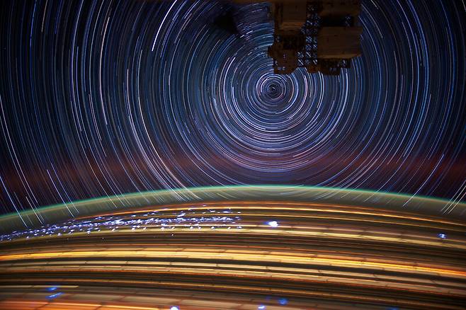 우주비행사 도널드 페티트가 2012년 카리브해 상공에서 촬영한 ‘움직이는 지구와 별’. 나사 제공