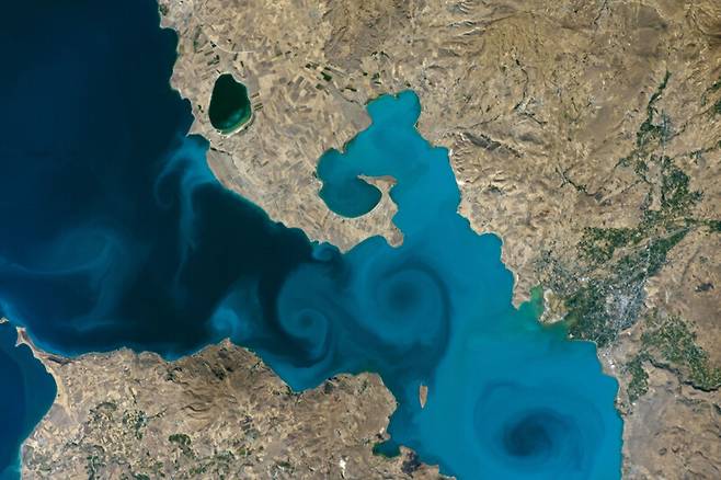 우주비행사 케이트 루빈스가 2016년 촬영한 터키의 호수 ‘반호’.