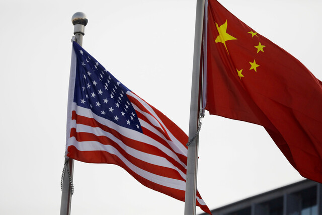 중국 수도 베이징의 한 미국 기업 사옥 앞에 성조기와 오성홍기가 내걸려 있다. 베이징/로이터 연합뉴스