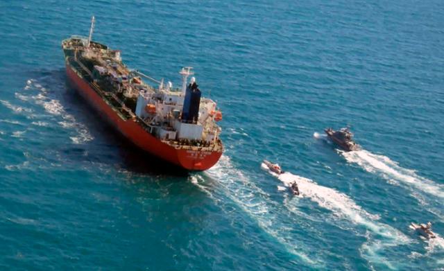 1월 4일 이란 혁명수비대 함정들에 나포돼 이동 중인 한국케미호. 타스님통신 연합뉴스