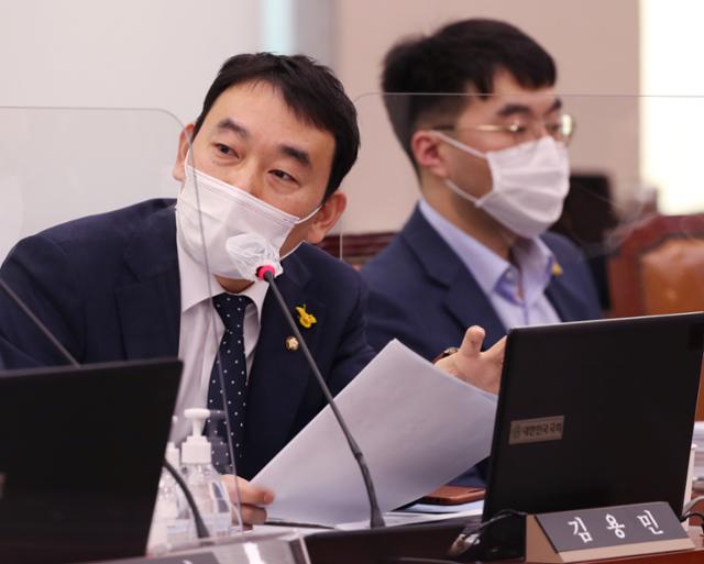 김용민(왼쪽) 더불어민주당 의원이 지난해 10월 국회에서 열린 법제사법위원회의 국정감사에서 질의하고 있다. 오대근 기자