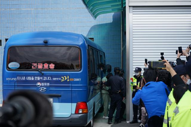 경북 구미 3세 여아를 수개월 동안 방치해 숨지게 한 혐의를 받고 있는 김씨가 교도관들의 호송을 받으며 건물 안으로 들어가고 있다. 김재현 기자