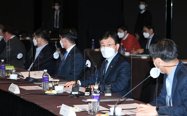 권덕철(오른쪽 두 번째) 보건복지부 장관이 9일 오후 서울 중구 더플라자호텔에서 열린 제4차 국민연금기금운용위원회에서 인사말을 하고 있다. 왕태석 선임기자