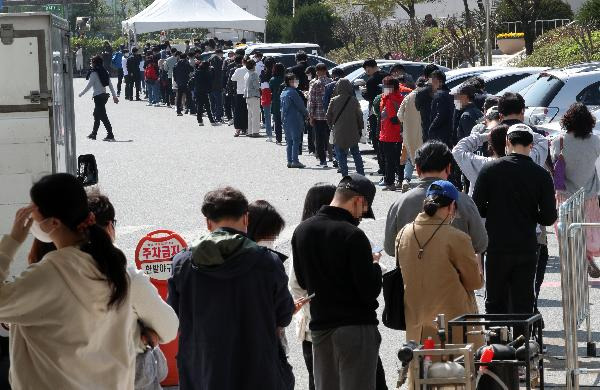 대전 중구 한밭체육관 주차장에 마련된 신종 코로나바이러스 감염증(코로나19) 선별진료소에서 시민들이 검체 검사를 받기 위해 줄지어 서 있다./사진=조선일보 DB