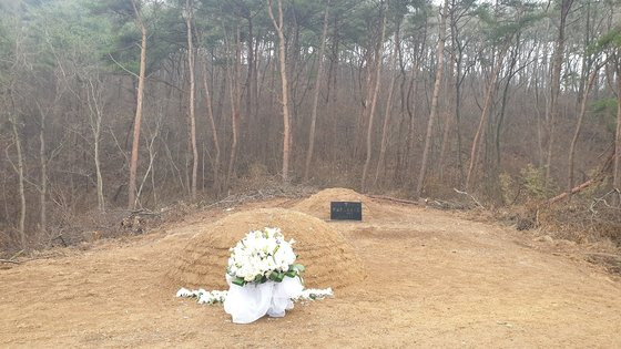 고 최분도 신부 무덤의 흙이 뿌려진 고 서재송씨 무덤이 있는 덕적도 서포리 동산. 사진 인수호씨 제공