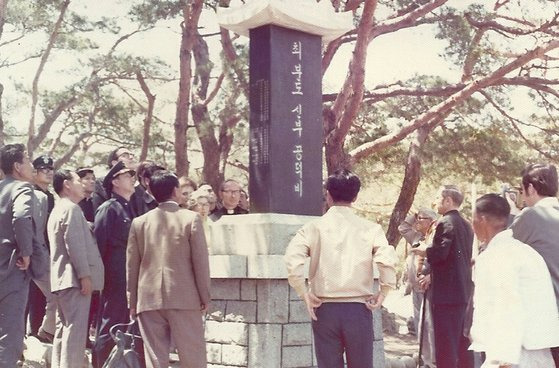 덕적도에는 주민들이 세운 최분도 신부의 공덕비가 있다. 사진 인수호씨 제공