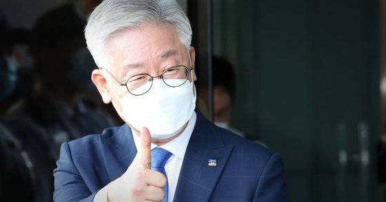 이재명 경기도지사가 대법원의 원심 파기환송으로 지사직을 유지하게 된 지난 16일 오후 경기도 수원시 팔달구 경기도청에서 입장을 밝히던 중 지지자들에게 인사하고 있다. 뉴스1