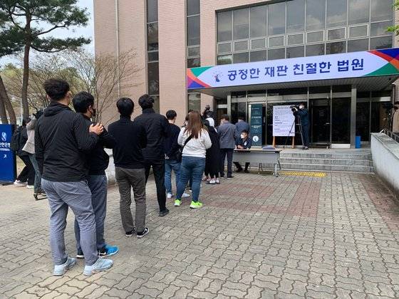 9일 경북 김천시 대구지법 김천지원 앞에서 '구미 3세 여아 사망사건' 관련 재판을 앞두고 시민들이 방청 신청을 하기 위해 줄을 서 있다. 김천=김정석기자
