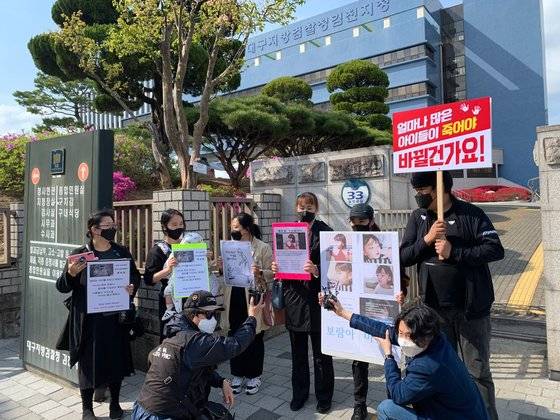 9일 경북 김천시 대구지법 김천지원 앞에서 '구미 3세 여아 사망사건' 관련 재판이 열린 가운데 대한아동학대방지협회 회원들이 가해자들에 대한 강한 처벌을 촉구하는 집회를 하고 있다. 김천=김정석기자