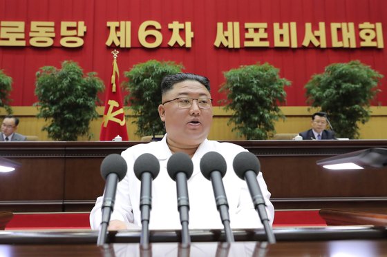 김정은 북한 국무위원장은 지난 8일 당 세포비서대회 폐회사를 통해 '고난의 행군'에 나서겠다고 말했다. 경제난이 극심해진 상황에서 외부 지원에 기대기보단 '허리 조이기'를 바탕으로 자력갱생에 대한 의지를 다진 셈이다. [연합뉴스]