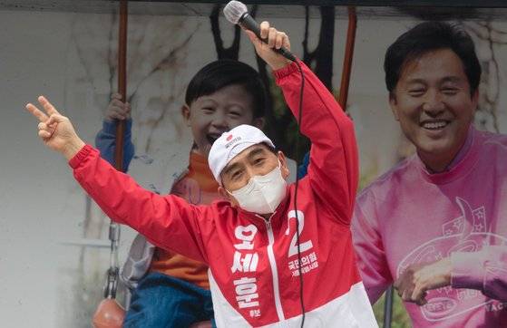 오세훈 국민의힘 서울시장 후보의 집중유세가 열린 지난달 28일 오후 서울 강남구 코엑스 동문광장에서 태영호 국민의힘 의원이 선거 운동원들과 함께 율동을 선보이고 있다. 오종택 기자