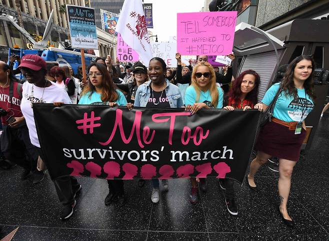 2017년 11월 미국 할리우드에서 성폭력 피해자와 이들과 연대하는 사람들이 ‘미투 운동’을 지지하는 행진을 벌이고 있다. <변화는 어떻게 촉발되는가>는 현실 사회에서 변화가 일어나는 과정을 들여다본다. AFP연합뉴스