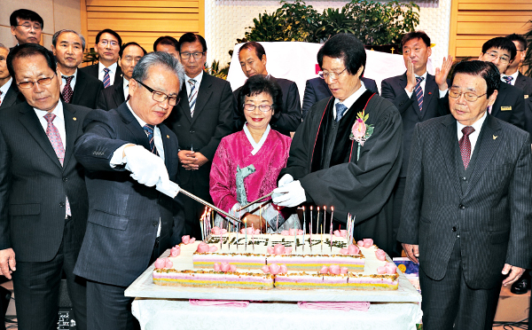 김연희 서울 신생중앙교회 목사(앞줄 오른쪽 두 번째)가 2018년 11월 당회원들과 함께 교회 설립 41주년 축하 케이크에 불을 붙이고 있다.