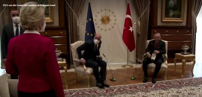 6일(현지시간) 개최된 EU-터키 간 정상회담에서 여성인 우르줄라 폰 데어 라이엔 EU 집행위원장에게만 의자가 제공되지 않아, 터키 정부에 외교 결례라는 비판이 쏟아지고 있다. /사진=로이터/뉴시스
