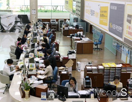 지방은행이 지난해 실적 부진에도 임직원 연봉이 오른 것으로 나타났다. 사진은 서울 시중은행 창구/사진=머니S