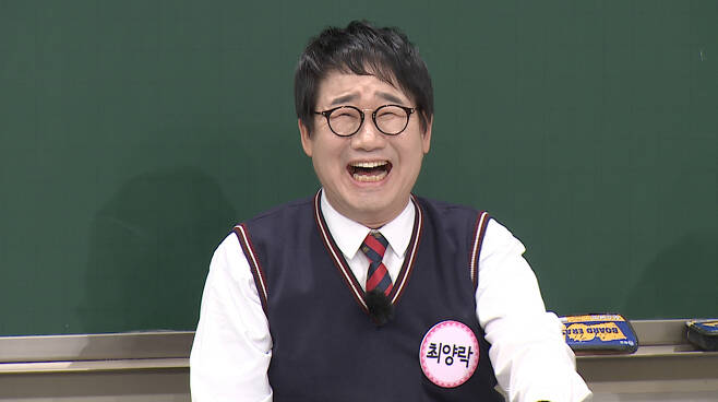 Why did Lee Sang-min claim Choi Yang-Rak Victims 1?JTBC Knowing Bros, which is broadcasted on April 10th, features Choi Yang-Rak, Paeng Hyon Sook, the first comedian who is sweeping the room, as a transfer student.When the couple appeared, their brothers said, Can couples transfer to school?Paeng Hyon Sook responded, We are already living together.On this day, the episode of the long-time couple in the entertainment industry poured like a flower pot.Lee Sang-min said, I had the opportunity to sing live logo songs of Good Friends, which Choi Yang-Rak and Lee Bong-won had in the past.I made a mistake of calling the name Choi Yang Won Lee Bong-rak because I was nervous. 