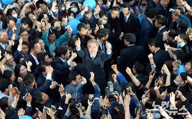 지난 2017년 대선을 앞두고 더불어민주당 문재인 당시 후보가 서울 광화문광장에서 열린 마지막 유세에서 지지자들에게 인사하고 있다. 박종민 기자