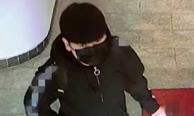 서울 노원구 아파트에서 '세 모녀'를 살해한 혐의를 받는 김태현이 사건 당일인 지난달 23일 서울 노원구의 한 PC방을 나서고 있다. 연합뉴스