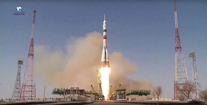 '유리 가가린' 발사 (리아노보스티=연합뉴스) '유리 가가린'으로 명명된러시아 유인우주선 '소유스 MS-18'이 9일(현지시간) 카자흐스탄 바이코누르 우주기지에서 발사되고 있다.