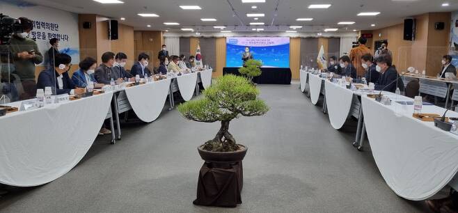 사남하 발전 위한 제1차 국회협력의원단 협약식 (사천=연합뉴스) 지성호 기자 = 더불어민주당 사천시남해군하동군지역위원회가 9일 사천시청 대회의실에서 지역구 발전을 위한 제1차 국회협력의원단 협약식과 간담회를 열고 있다.2021.4.9 shchi@yna.co.kr(끝)