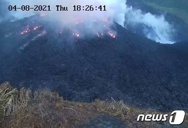 세인트빈센트그레나딘에 있는 라 스푸리에르 화산에서 2021년 4월 8일 연기가 뿜어져 나오는 모습. © 로이터=뉴스1