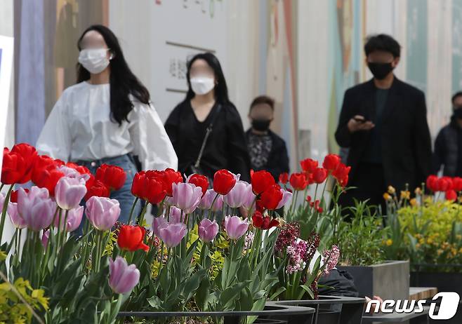 9일 오후 서울 강남역 앞 꽃길 앞으로 시민들이 발길을 옮기고 있다. 2021.4.9/뉴스1 © News1 김진환 기자