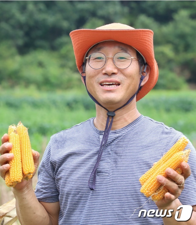 귀농 13년차 경북 청송군 진보면에서 제2의 삶을 사고 있는 김진강씨(52)가 자신이 수확한 옥수수를 들고 환하게 웃고있다© 뉴스1