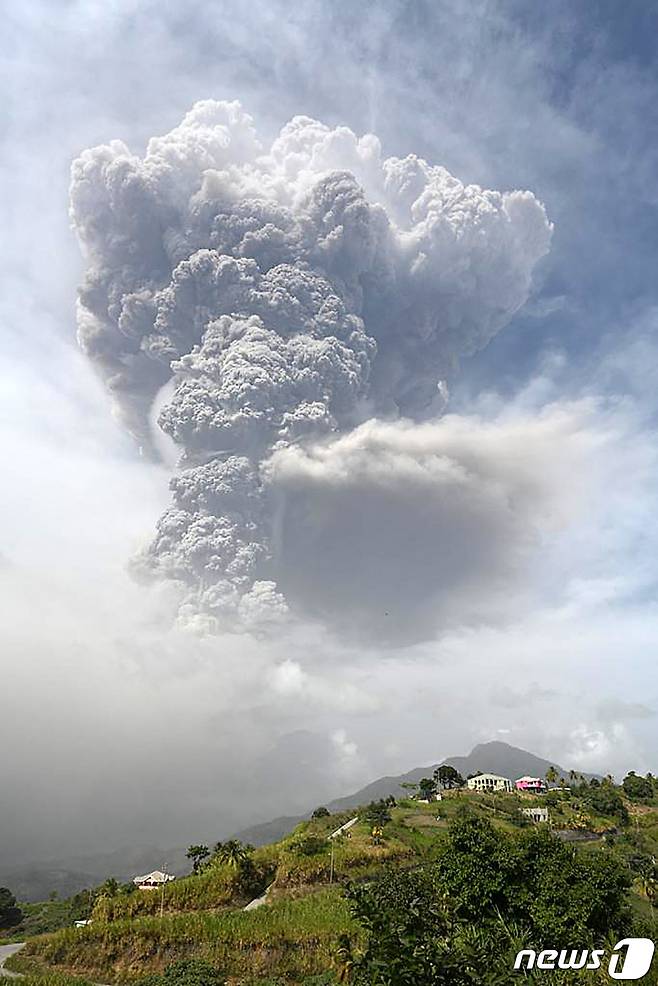 (서울=뉴스1) 최종일 기자,최서윤 기자 = 카리브해 동부 세인트빈센트그레나딘 섬에 있는 라 수프리에르 화산이 9일(현지시간) 폭발했다. © AFP=뉴스1