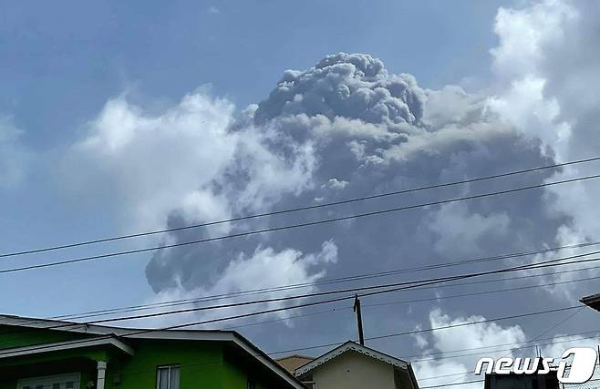 카리브해 동부 세인트빈센트그레나딘 섬에 있는 라 수프리에르 화산이 9일(현지시간) 폭발했다. © AFP=뉴스1