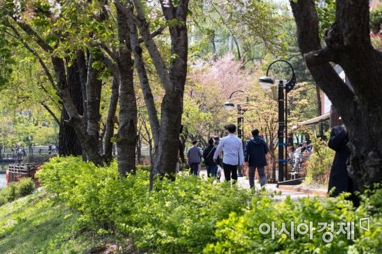완연한 봄날씨가 이어지고 있는 9일 출입통제가 해제된 서울 송파구 석촌호수를 찾은 시민들이 산책을 하고 있다./강진형 기자aymsdream@
