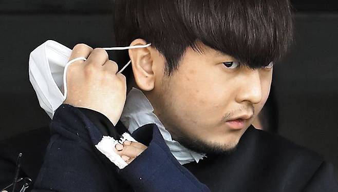 스스로 마스크 벗고 - 9일 오전 서울 도봉경찰서에서‘노원구 세 모녀’를 살해한 피의자 김태현이 검찰 송치에 앞서 취재진 앞에서 마스크를 벗고 있다. 김의 왼손 손톱에 핏자국으로 추정되는 흔적이 남아있다. /남강호 기자