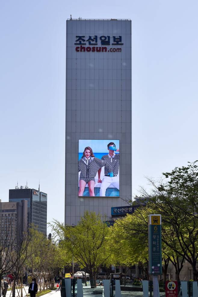 최근 서울 세종대로 코리아나호텔 외벽에 설치된 세로형 대형 LED 전광판. 가로 12.48 m, 세로 17.6m으로 스마트폰처럼 세로가 길다. /한준호 영상미디어 기자