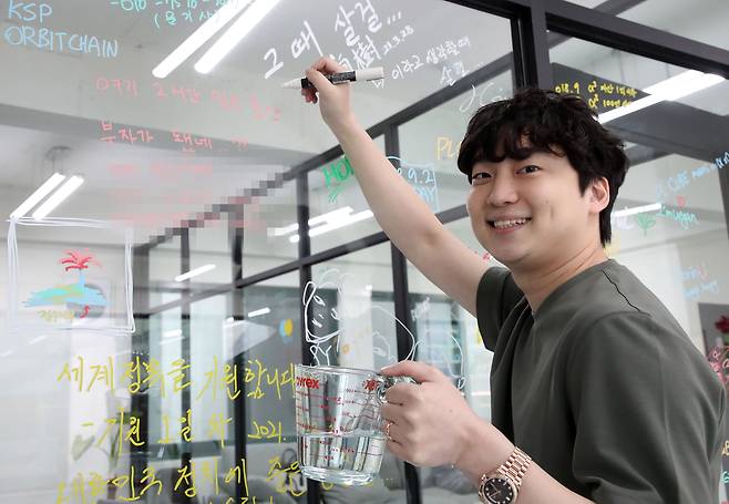 20대에 투자로 돈 벌어 은퇴하고 투자사 차린 파이어족 한정수씨가 2021년 4월 6일 서울 강남구 신사동 본인의 사무실에서 본지와 인터뷰를 하고 있다. /김연정 객원기자