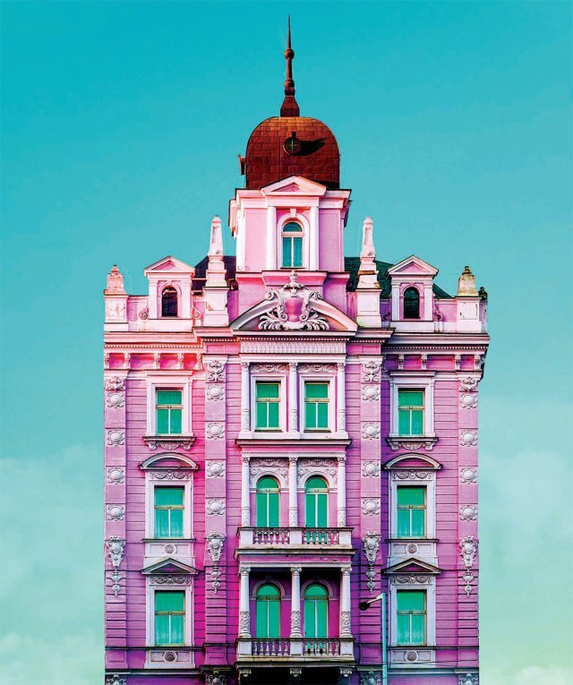 체코 프라하에는 14세기 르네상스 양식의 분홍색 ‘오페라 호텔’이 남아 있다. ⓒSheryl Cababa