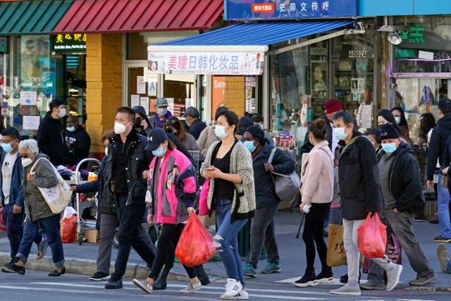 코리아타운과 차이나타운 등 아시아계 다수가 거주하는 뉴욕 퀸즈 플러싱 상점가에서 사람들이 걷고 있다. AP 연합뉴스 자료사진