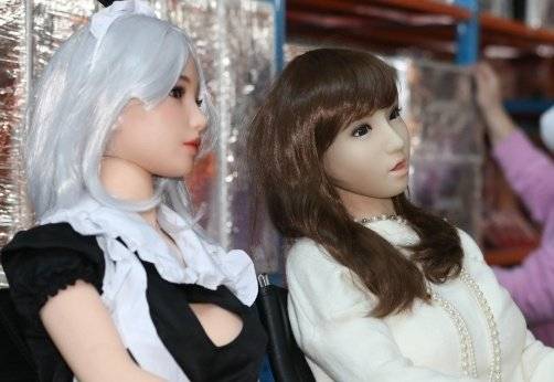 지난 2월 24일 오후 서울에 위치한 리얼돌 수입업체 물류창고에서 관계자가 상품을 정리하고 있다. 뉴스1