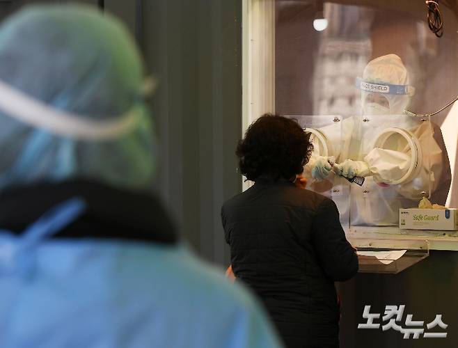 코로나19 임시 선별진료소에서 의료진이 검사자를 기다리고 있다. 이한형 기자