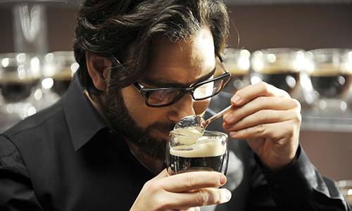 커피가 선사하는 행복은 한 잔에 담긴 커피 자체가 아니라 향미를 음미하는 사유에서 생긴다. 세계적 커피 석학 션 스테이먼 박사가 커피를 테이스팅하는 모습