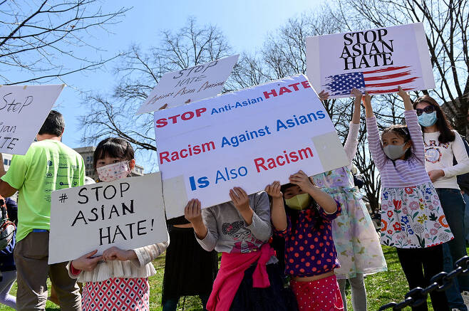3월21일 백악관 인근 맥퍼슨 광장에 모인 어린이들이 혐오범죄를 규탄하는 피켓을 들고 있다. ⓒAFP PHOTO