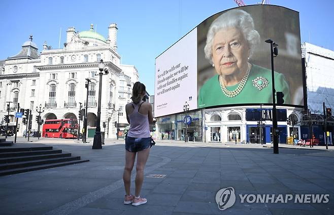 런던 번화가의 엘리자베스 2세 영국 여왕 [EPA=연합뉴스 자료사진]