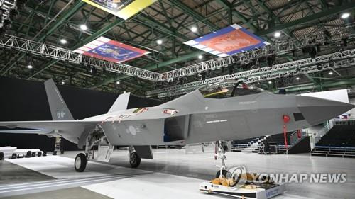 국산 전투기 KF-21 시제기 출고식 개최 (서울=연합뉴스) 방위사업청이 9일 경남 사천시 한국항공우주산업 사천 공장에서 '국산 전투기 KF-21 시제 1호기 출고식'을 개최했다. 사진은 출고식 전 리허설 모습. 2021.4.9 [방위사업청 제공. 재판매 및 DB 금지]