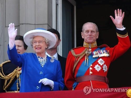 엘리자베스 2세 영국 여왕(왼쪽)과 그의 남편 필립공(오른쪽) [AFP=연합뉴스 자료사진]
