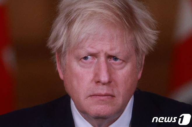 보리스 존슨 영국 총리가 런던의 다우닝가 10번지 총리관저에서 코로나19 관련 기자회견을 하고 있다. © AFP=뉴스1 © News1 우동명 기자