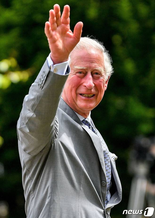 찰스 영국 왕세자가 글로스터에 있는 글로스터셔 병원을 방문해 시민들에게 손을 흔들고 있다. © AFP=뉴스1 © News1 우동명 기자