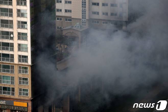 10일 오후 경기 남양주시 도농동의 한 주상복합건물에서 불이나 연기가 치솟고 있다. 2021.4.10 /뉴스1 © News1 이승배 기자
