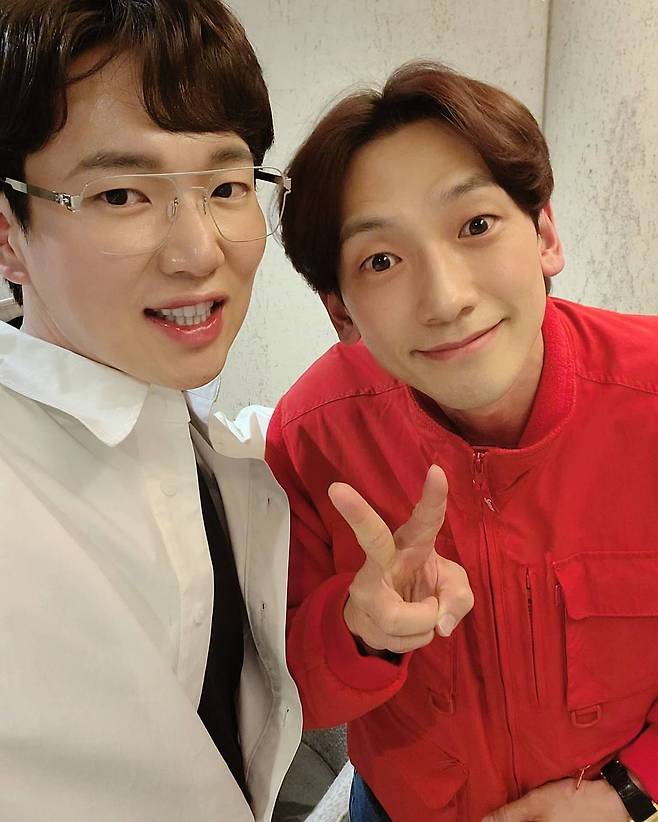 Broadcaster Jang Sung-kyu had a surprise meeting with Singer Rain.Jang Sung-kyu posted a picture on his Instagram on the 11th with an article entitled Rain and Rains Bung.Jang Sung-kyu added, Is it because of the feeling that this picture of Rain is like a poisonous book?Inside the picture is a picture of Jang Sung-kyu staring at the camera with Rain.Jang Sung-kyu and Rain boasted a look that resembled Rain in a similar hairstyle.In particular, Rain is attracted to the look of a comic in an animation with a look of a scavenger.On the other hand, Jang Sung-kyu has two sons in 2014 with his wife, who is an elementary school alumni.