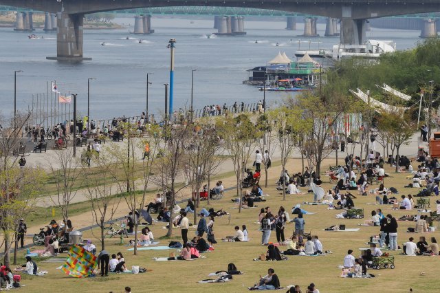 코로나 19 확진자가 증가하여 4차 대유행이 우려되고 있는 가운데 11일 오후 한강시민공원 여의도 지구를 찾은 시민들이 공원에 앉아 주말을 즐기고 있다. ＜원대연기자 yeon72@donga.com＞