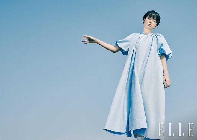 풍성한 실루엣이 돋보이는 파스텔 블루 드레스는 Minju Kim. 블랙 앵클부츠는 Ganni. 화이트 삭스는 스타일리스트 소장품.